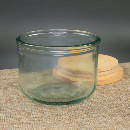 Handgearbeitetes Vorratsglas aus recyceltem Glas mit abgenommenem Holzdeckel