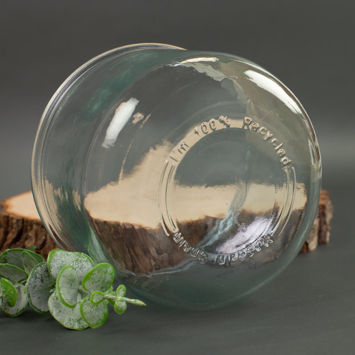 Detailaufnahme vom Boden des Vorratsglases aus 100 Prozent recyceltem Glas