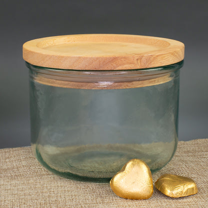Vorratsglas mit Holzdeckel und Silikondichtung, dekoriert mit goldenen Schokoladenherzen