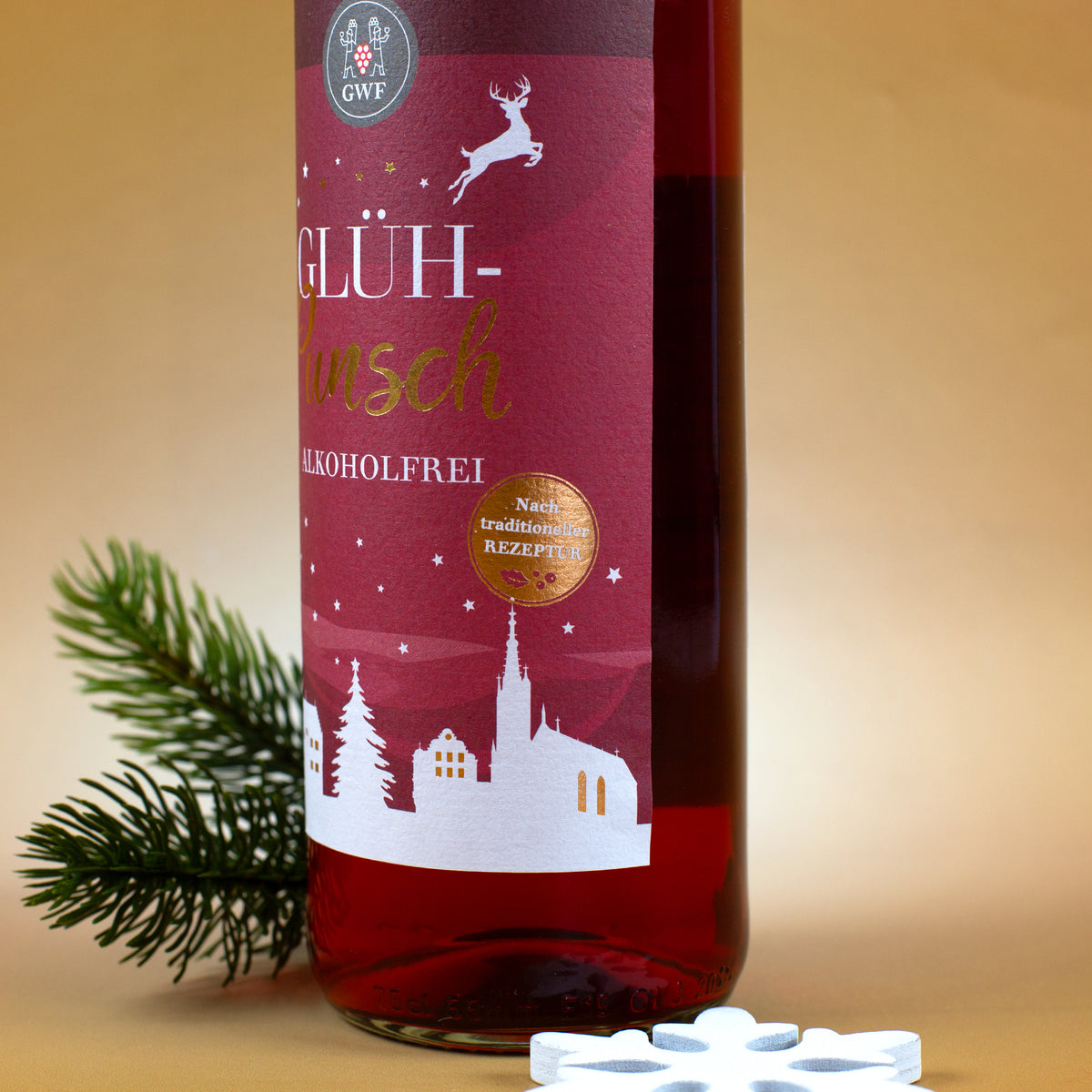 Detailansicht des Etiketts von alkoholfreiem Glühpunsch Rot mit winterlichem Motiv und Tannenzweig