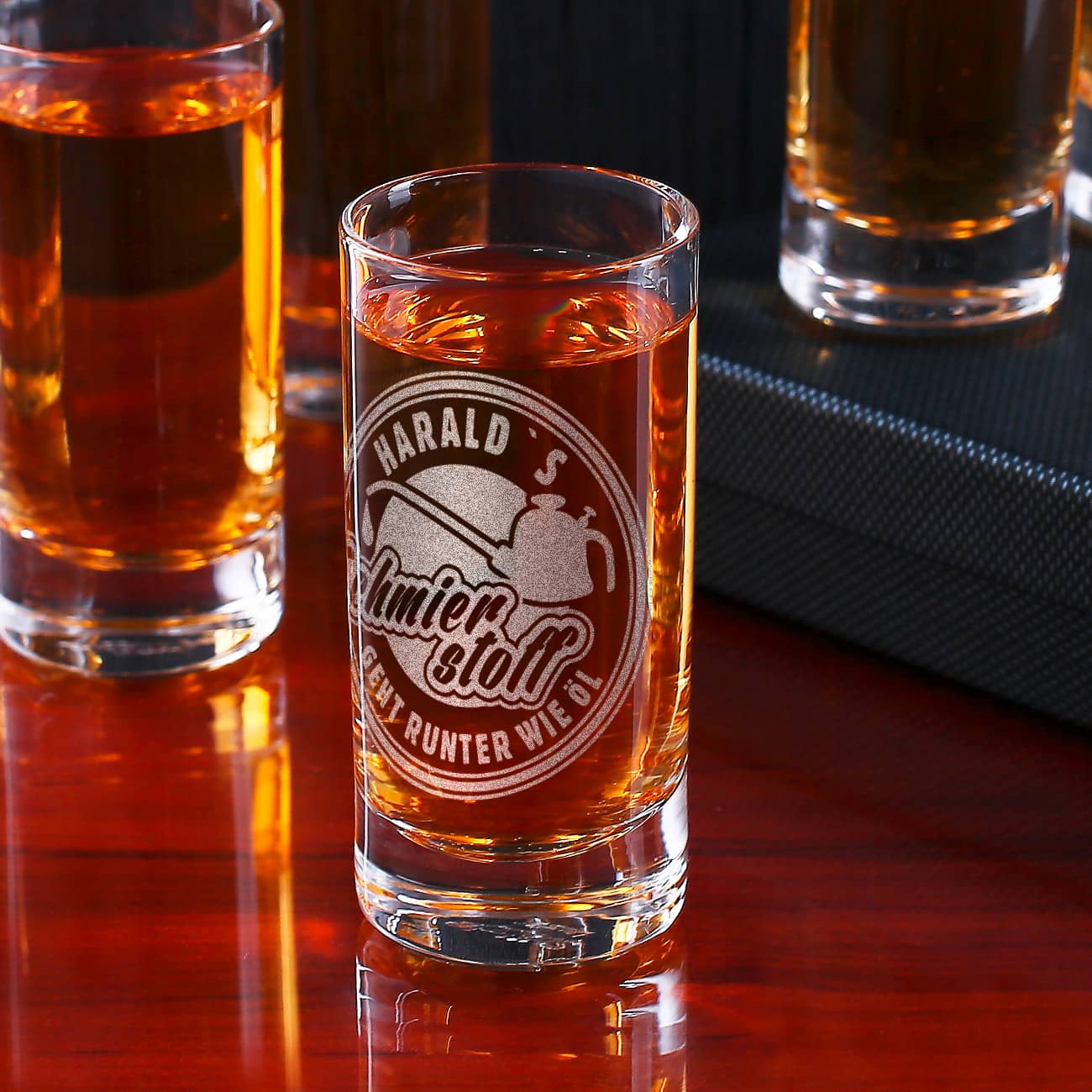 Graviertes Schnapsglas mit Wunschname Ölkanne und Schmierstoff.