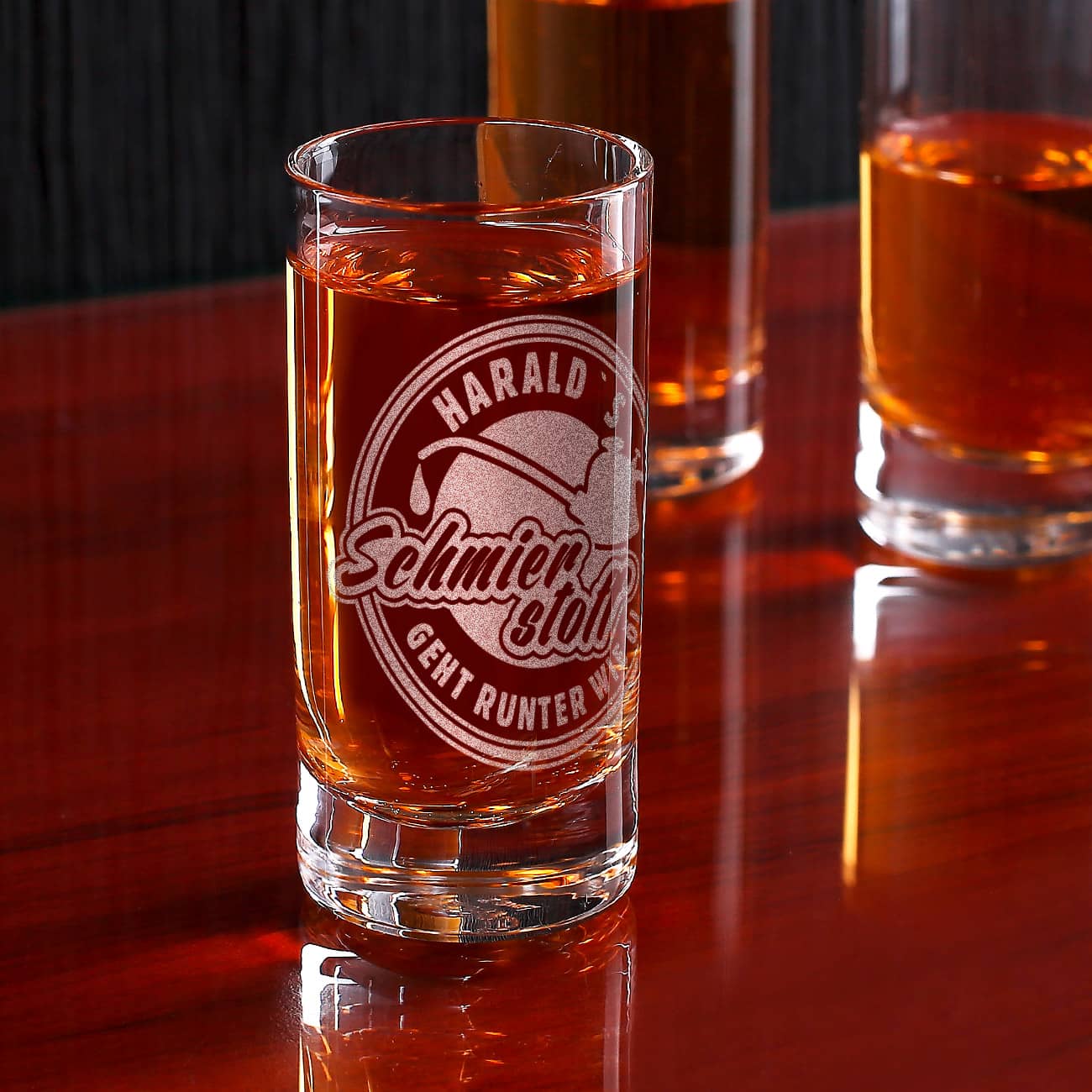 Wunschname Ölkanne und Schmierstoff werden auf das Schnapsglas graviert.