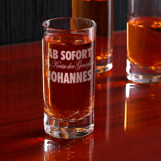 Mit Wunschname graviertes Schnapsglas und Motiv Ab Sofort im Kreise der Genießer.