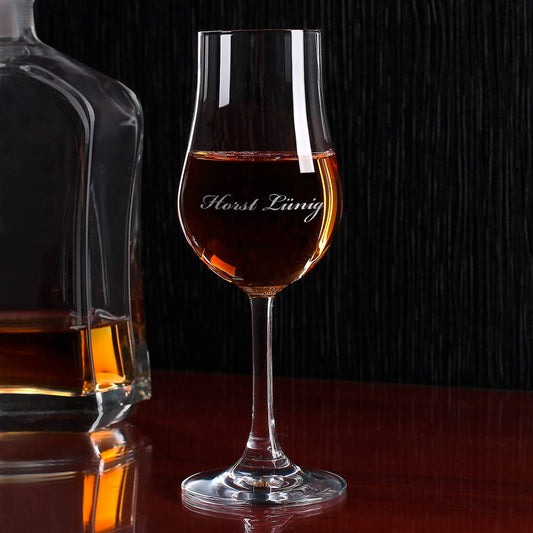 Ihr Name wird in fierner Schreibschrift auf das Destillatglas graviert