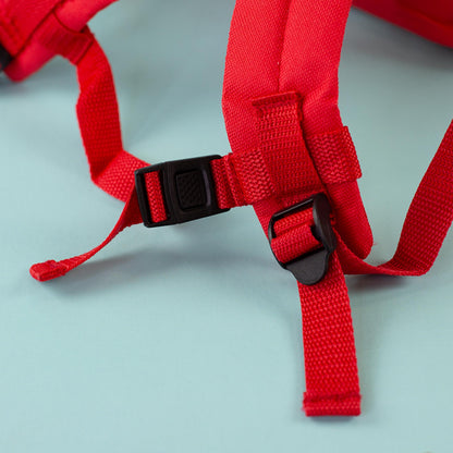 Nahaufnahme der verstellbaren Trageriemen und Steckverschlüsse am roten Kindergartenrucksack