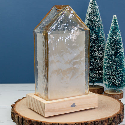 Rückansicht des amberfarbenen Leonardo Glas-Dekohauses auf Holzsockel – dekoratives Glaslicht mit Struktur und Sterneneffekt.