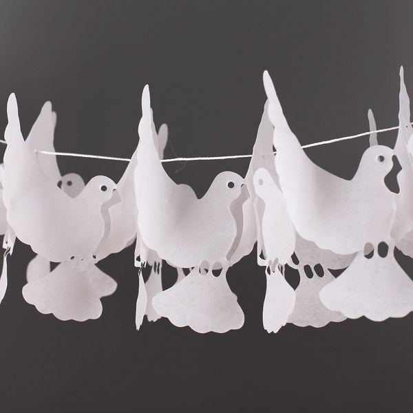 kleine weiße Tauben als Motiv der Girlande