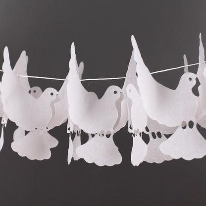 kleine weiße Tauben als Motiv der Girlande