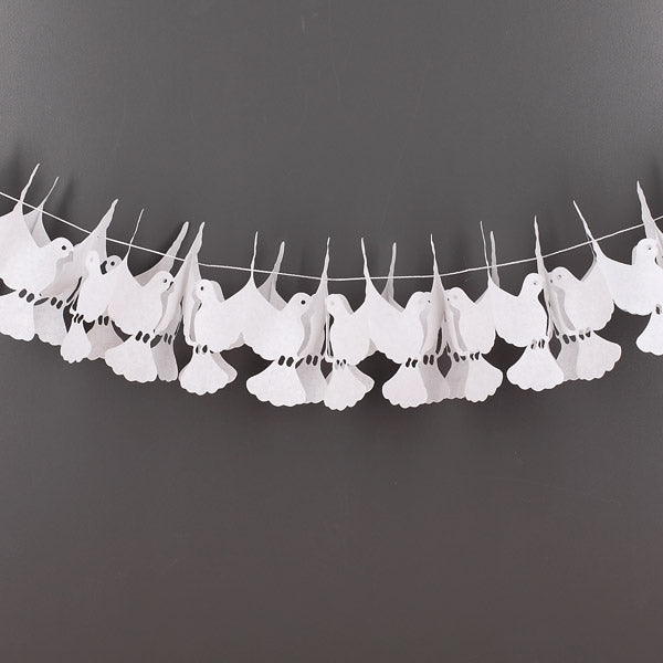 weiße Papiergirlande mit Tauben