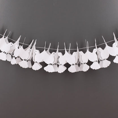 weiße Papiergirlande mit Tauben