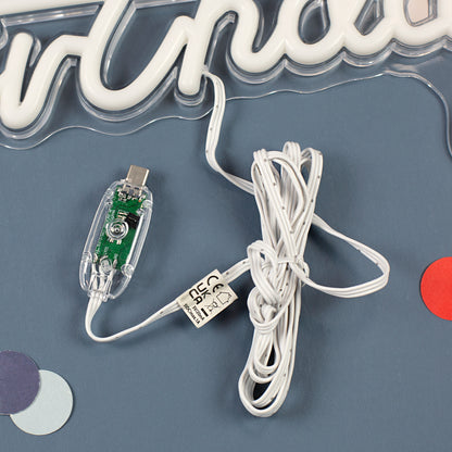 Detailaufnahme von USB-C Kabel und Schalter des Happy Birthday LED Schilds