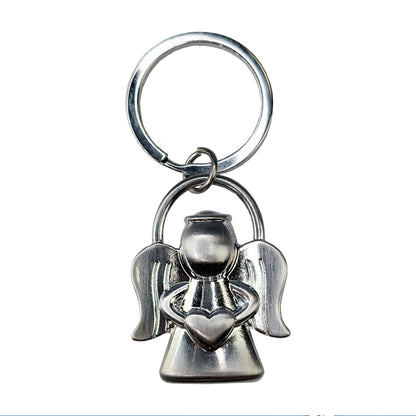 Freigestelltes Produktbild: Schutzengel-Schlüsselanhänger aus silberfarbenem Metall mit Herz in den Händen