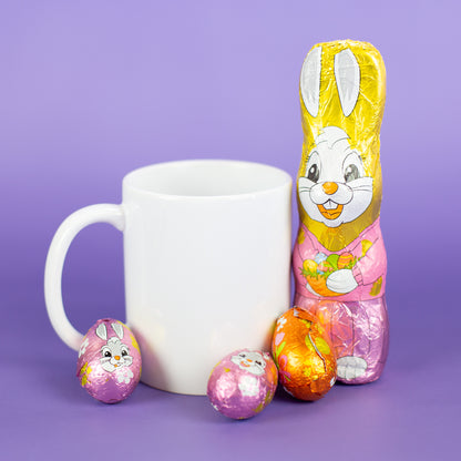 Riegelein Oster-Mischbeutel 100g ausgepackt stehend neben einer weißen Tasse aus Keramik