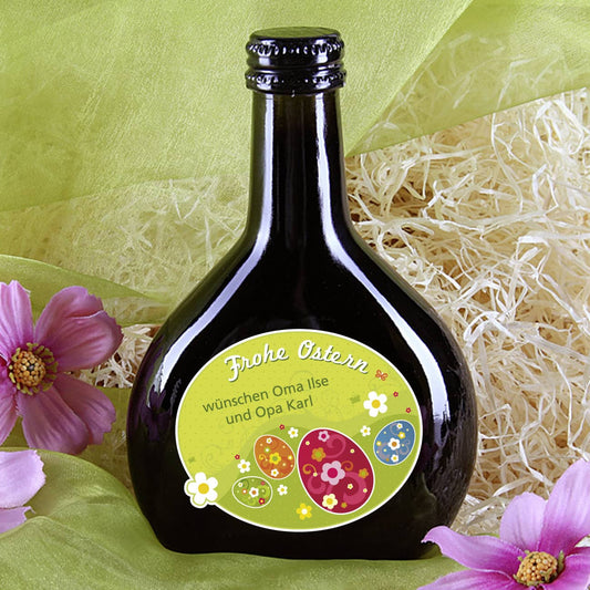 Bocksbeutel zu Ostern beklebt mit buntem Oster-Etikett und Wunschtext