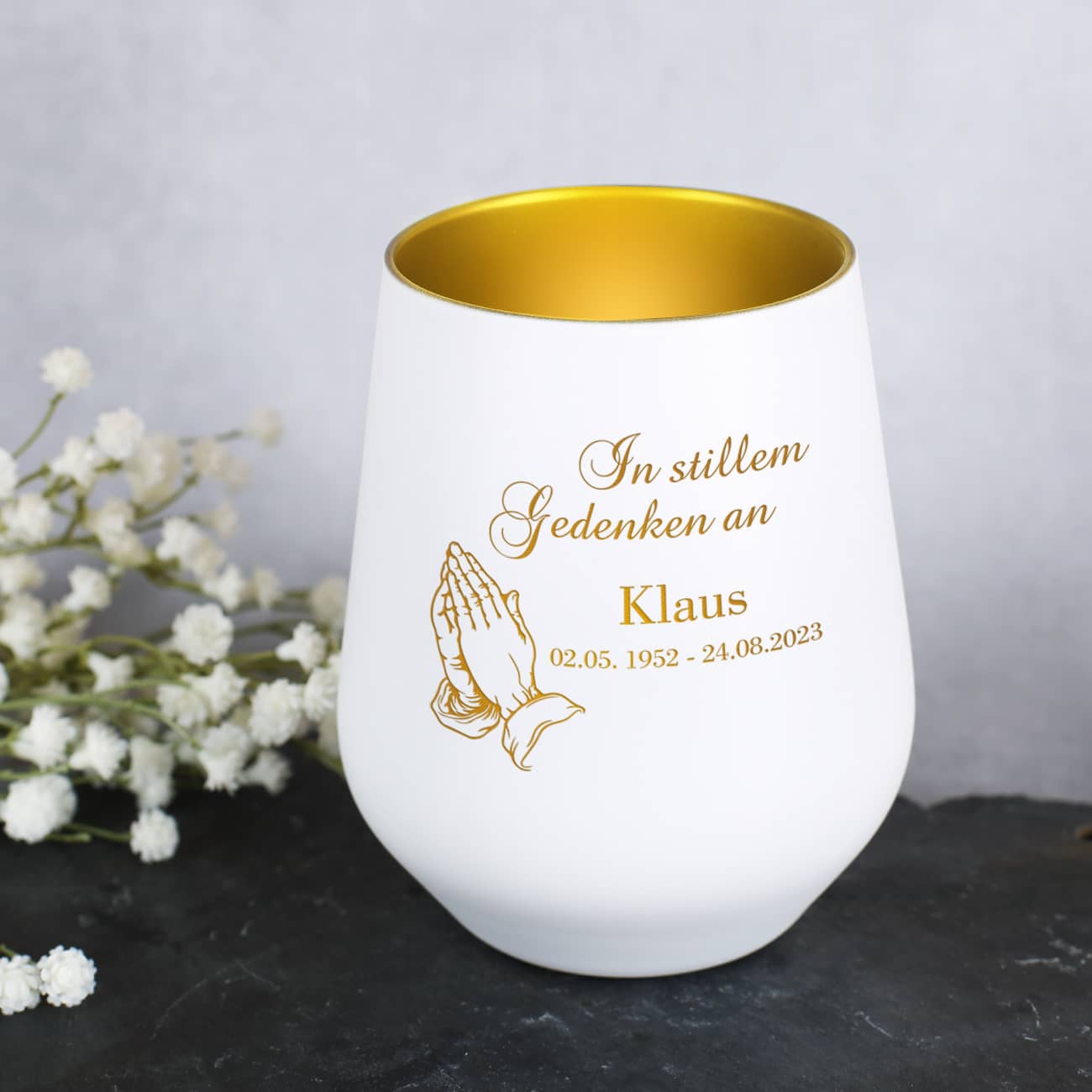 In stillem Gedenken an - Trauerlicht mit betenden Händen und Lebensdaten