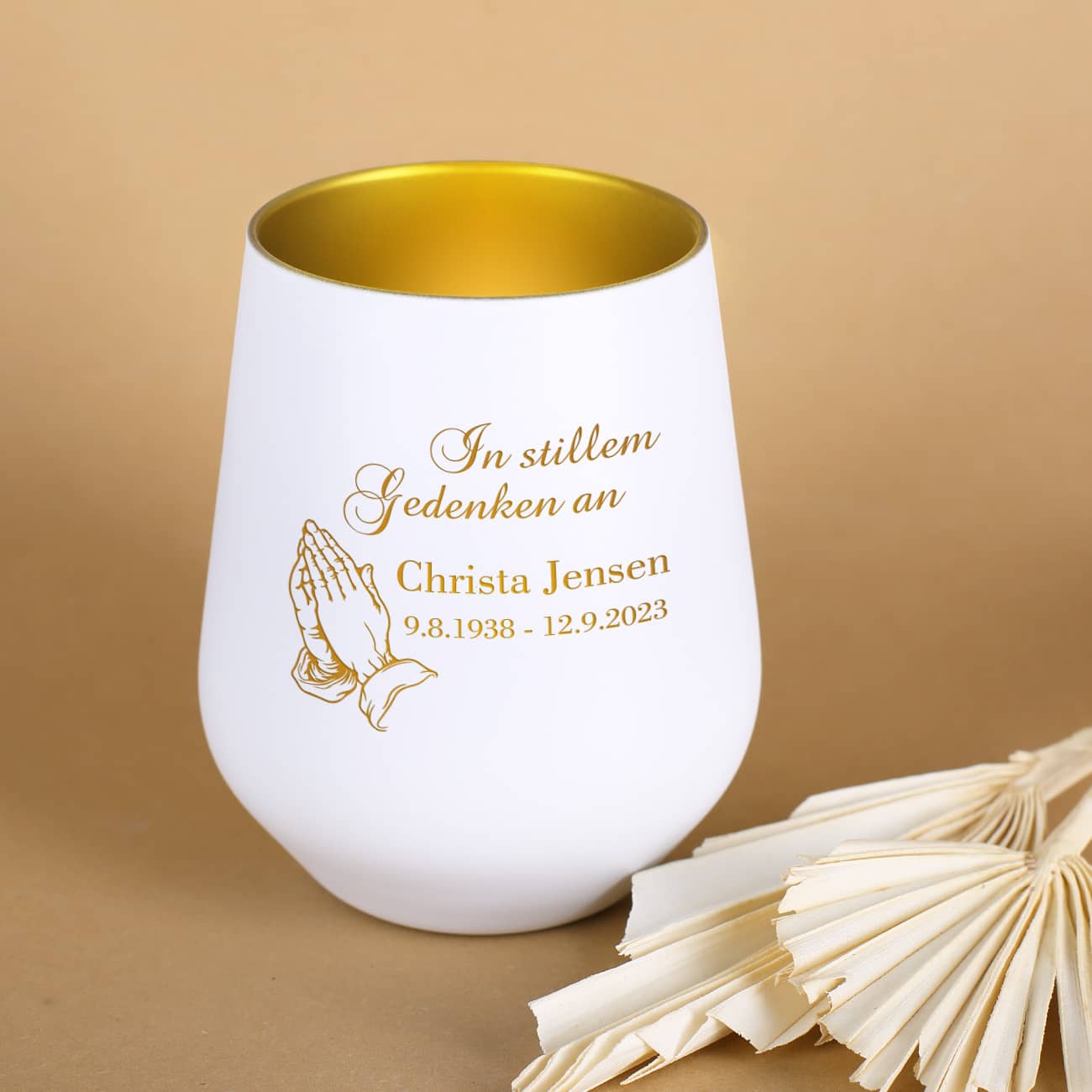 Individuelles Gedenklicht - In stillem Gedenken - mit betenden Händen und Namensgravur