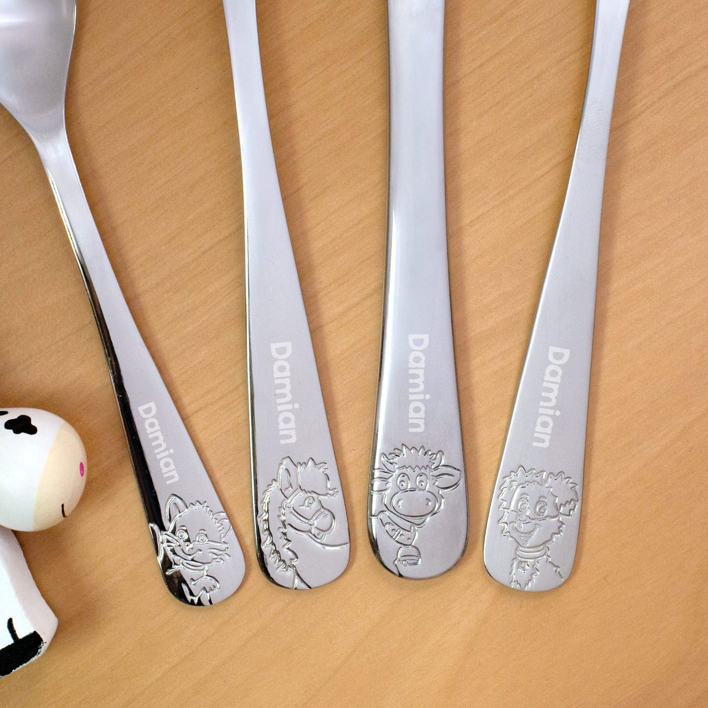 Kinderbesteck-Set Hoftiere, Gravur „Damian“, Detailansicht der Tiermotive