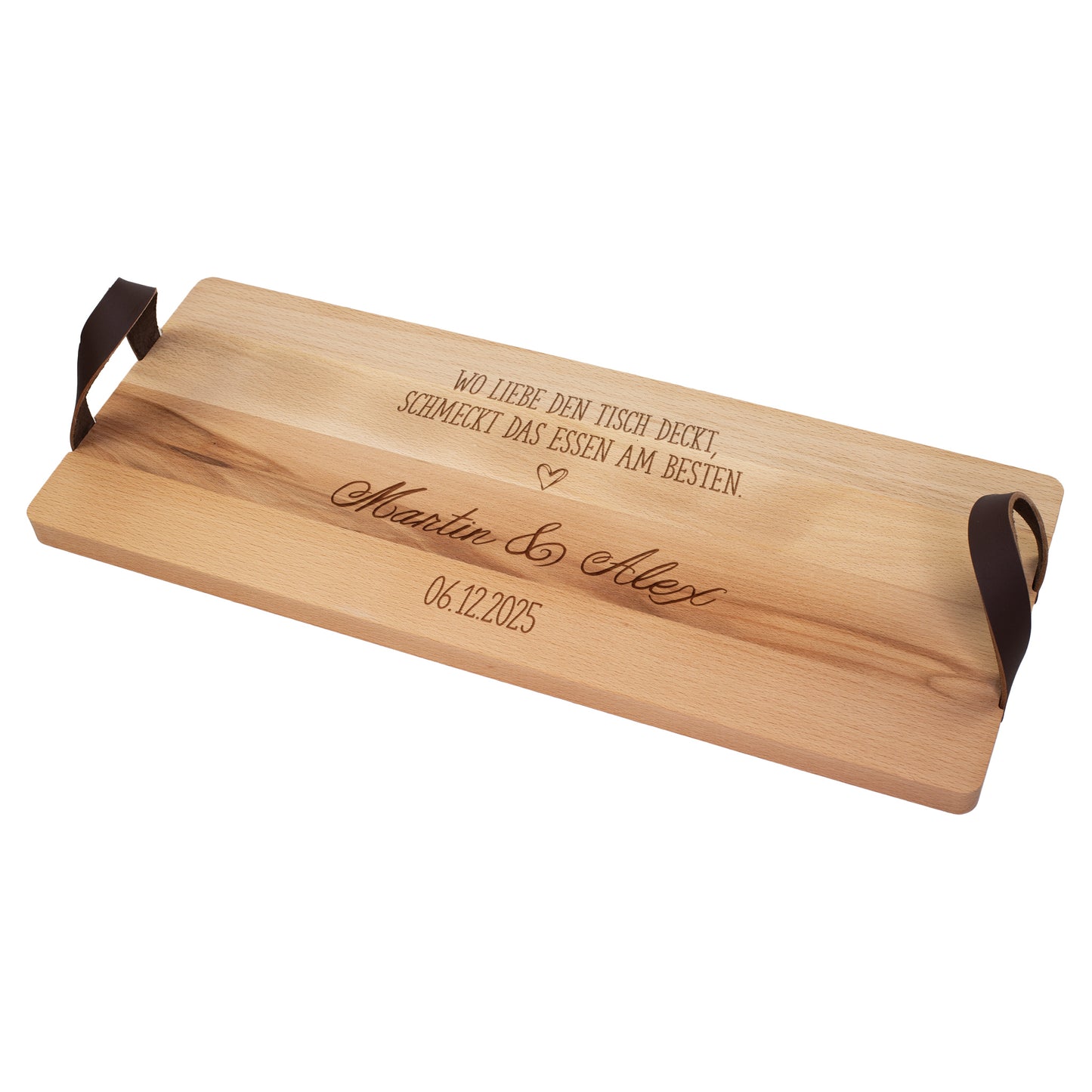 Freigestelltes Servierbrett aus gedämpftem Buchenholz mit Gravur „Wo Liebe den Tisch deckt“ und personalisiertem Text