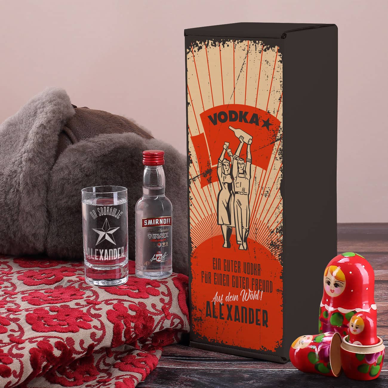 russisch nostalgisch kommunistisches Vodka Geschenk-Set mit Vodka Smirnoff Flasche grviertem Vodkaglas und bedruckter Geschenkverpackung
