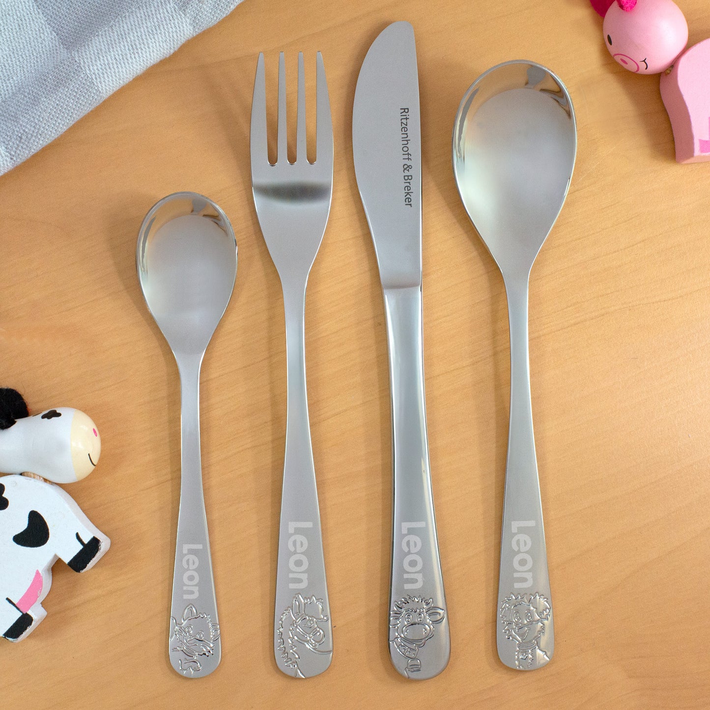 Kinderbesteck-Set Hoftiere mit Gravur, 4-teilig, Name Leon, auf Holzuntergrund
