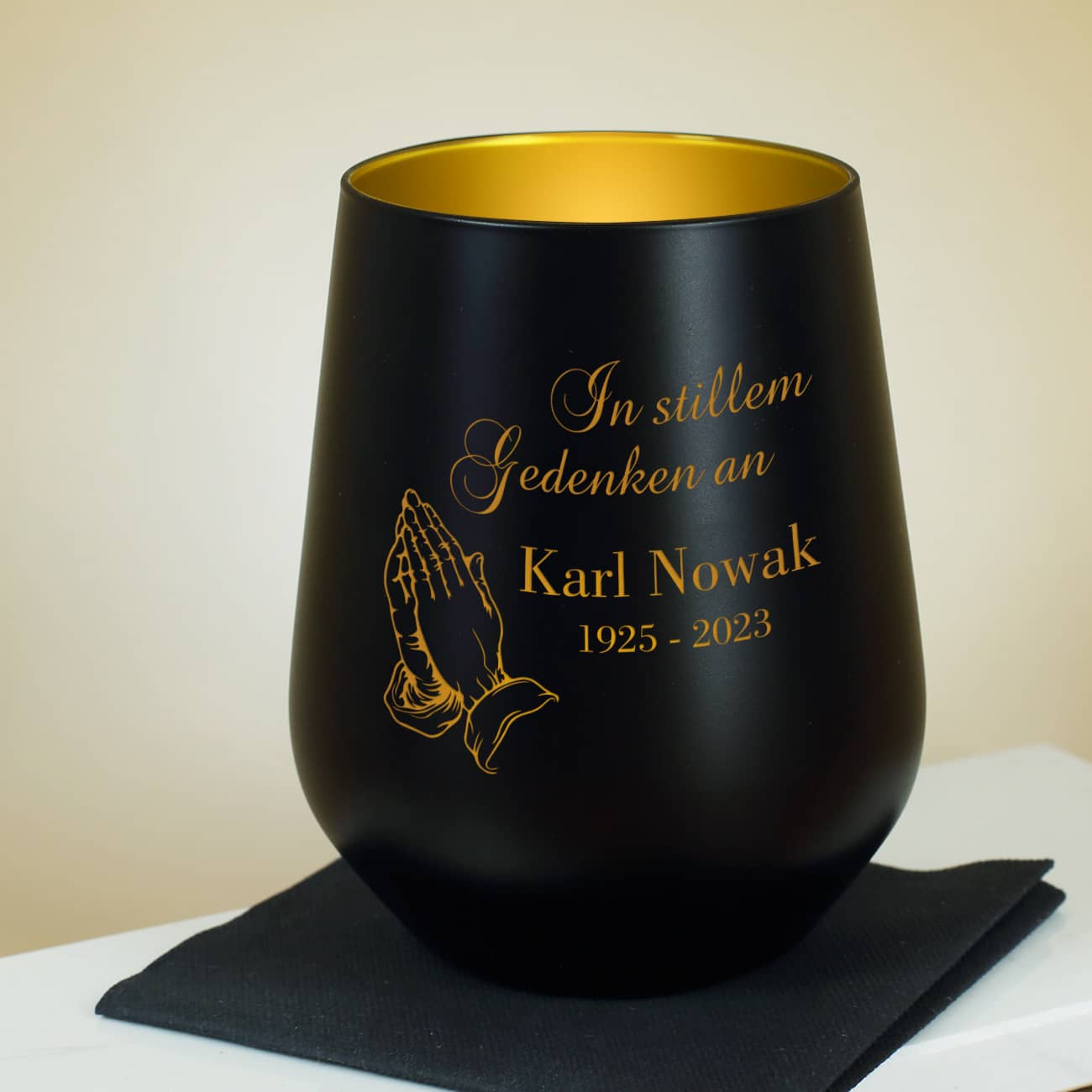 In stillem Gedenken an - Trauerlicht mit betenden Händen und Lebensdaten