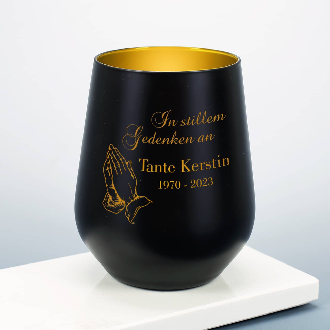 Individuelles Gedenklicht - In stillem Gedenken - mit betenden Händen und Namensgravur