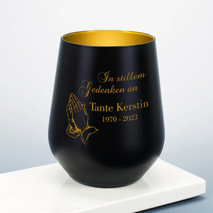 Individuelles Gedenklicht - In stillem Gedenken - mit betenden Händen und Namensgravur