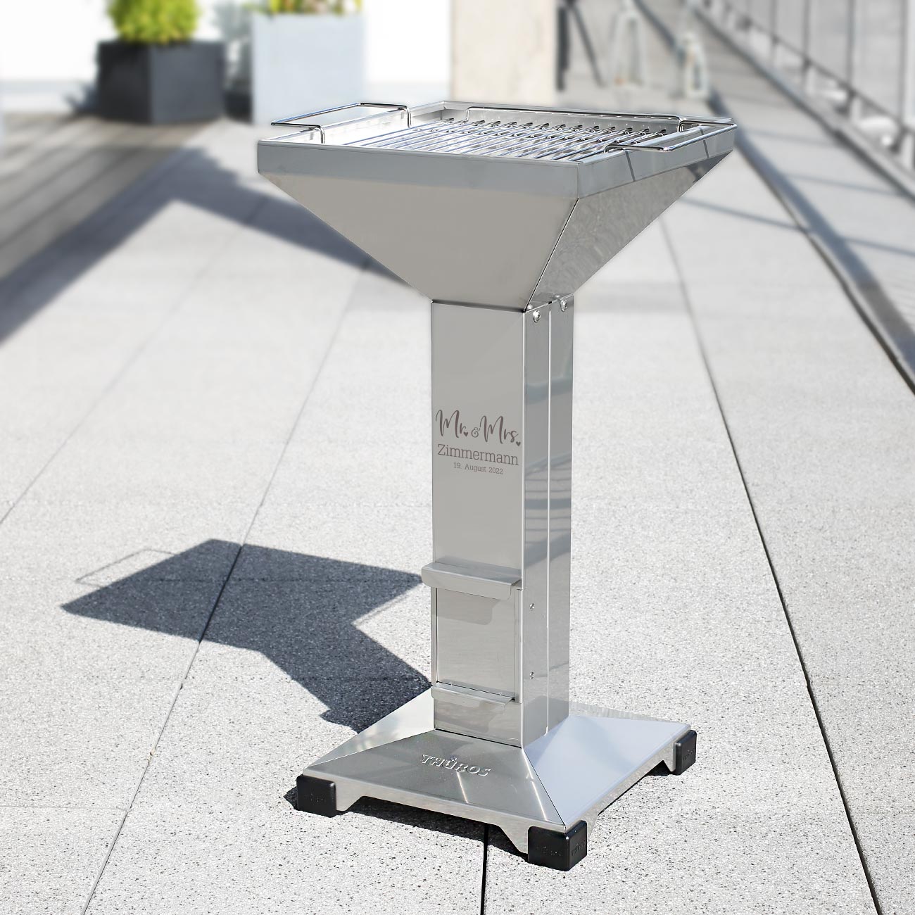 Gravierter Edelstahl-Säulengrill von Thüros mit "Mr und Mrs" und Personalisierung als Hochzeitsgeschenk