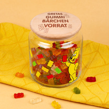 HARIBO Glasdose mit Goldbär-Aufdruck und graviertem Deckel auf gelbem Hintergrund.