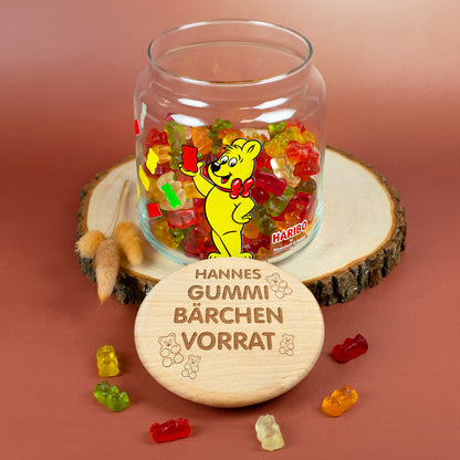 Nahaufnahme des Deckels aus Buchenholz mit Name und Gummibärchen-Gravur.