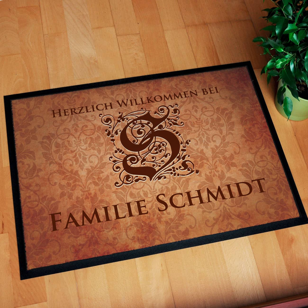Fussmatte wird bedruckt mit Initial, Wunschtext und Wunschnamen