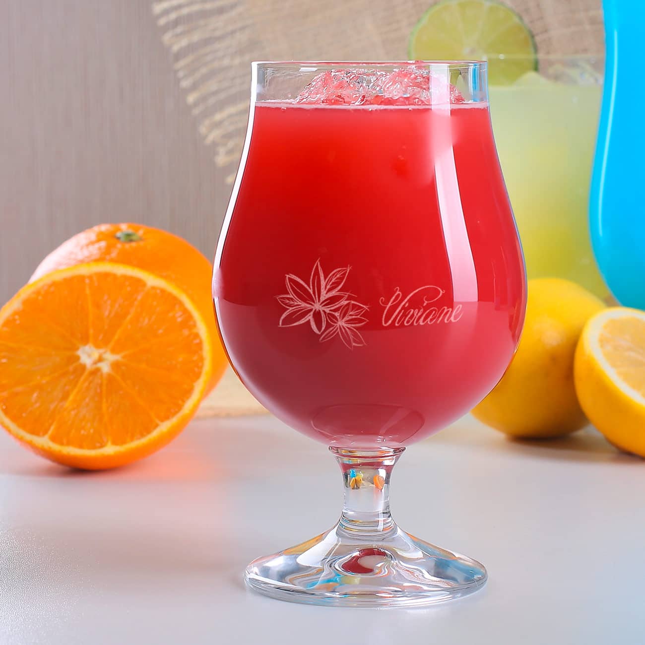 Cocktailglas mit Name und tropischen Blüten