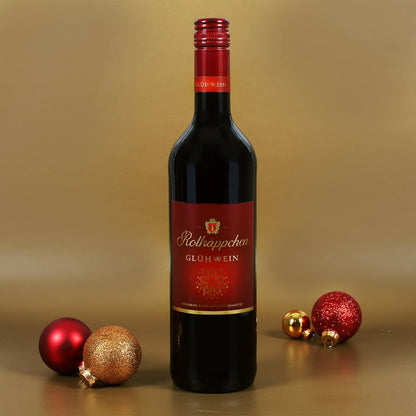 Glühwein und Tasse - nur von glücklichen Glühen