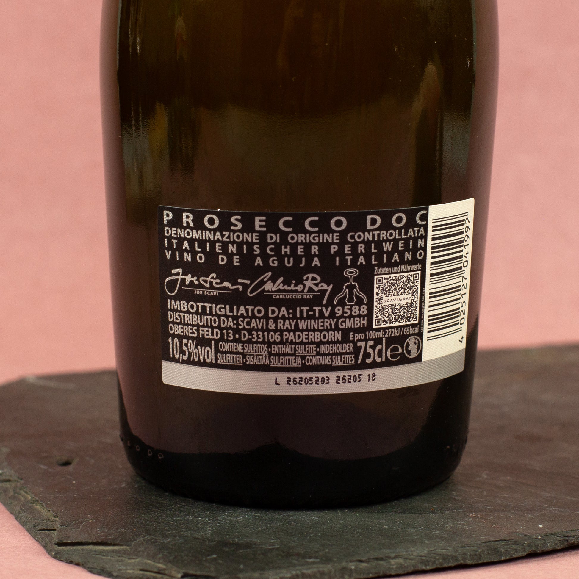 Rückseite der Scavi & Ray Prosecco-Flasche mit Produktetikett, Barcode und Angaben zu Prosecco DOC
