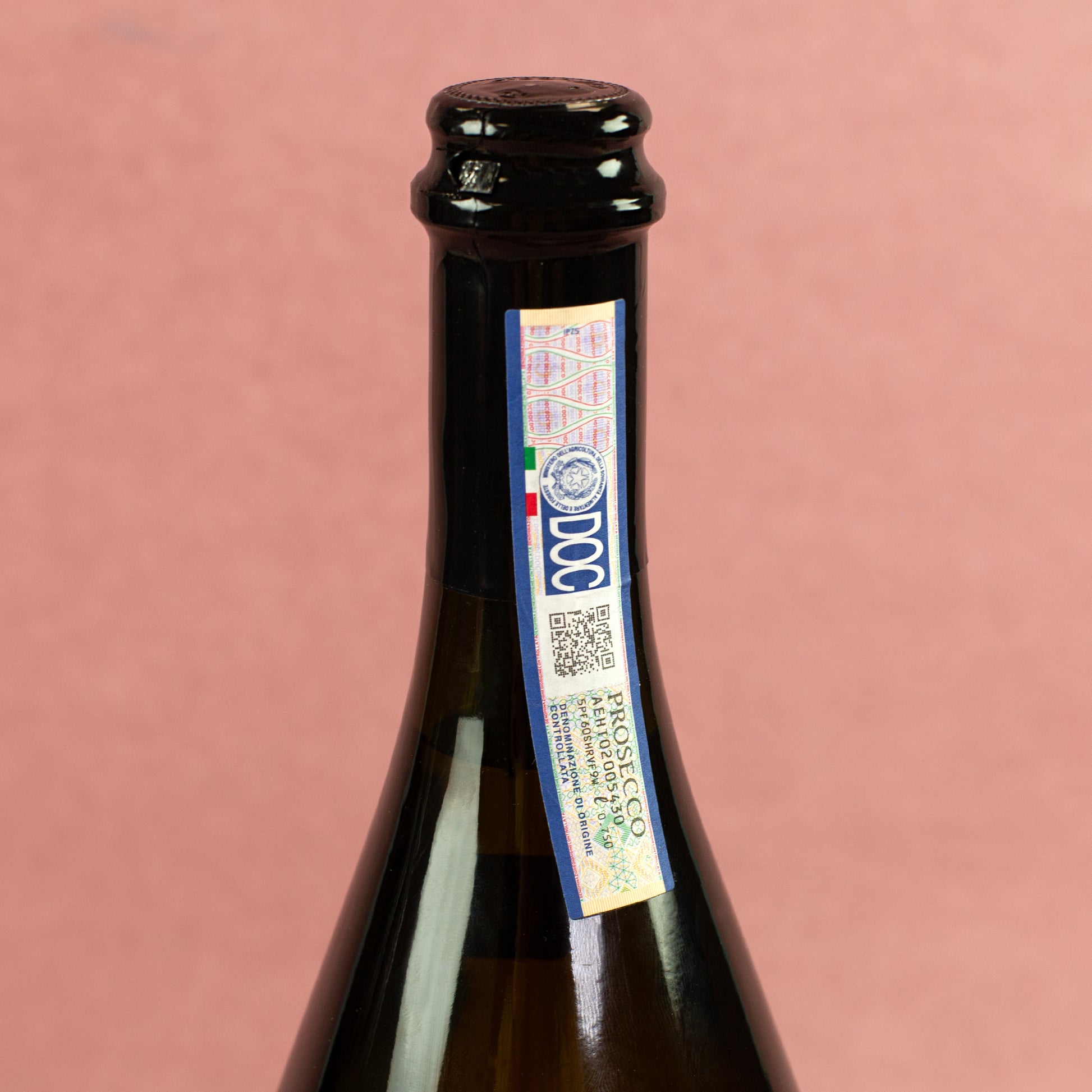 Detailaufnahme am Flaschenhals der Prosecco-Flasche mit DOC-Siegel und Verschluss