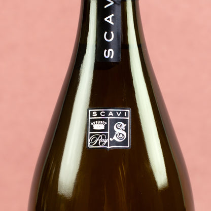 Nahaufnahme des Scavi & Ray Logos auf dem Flaschenhals einer Prosecco-Flasche