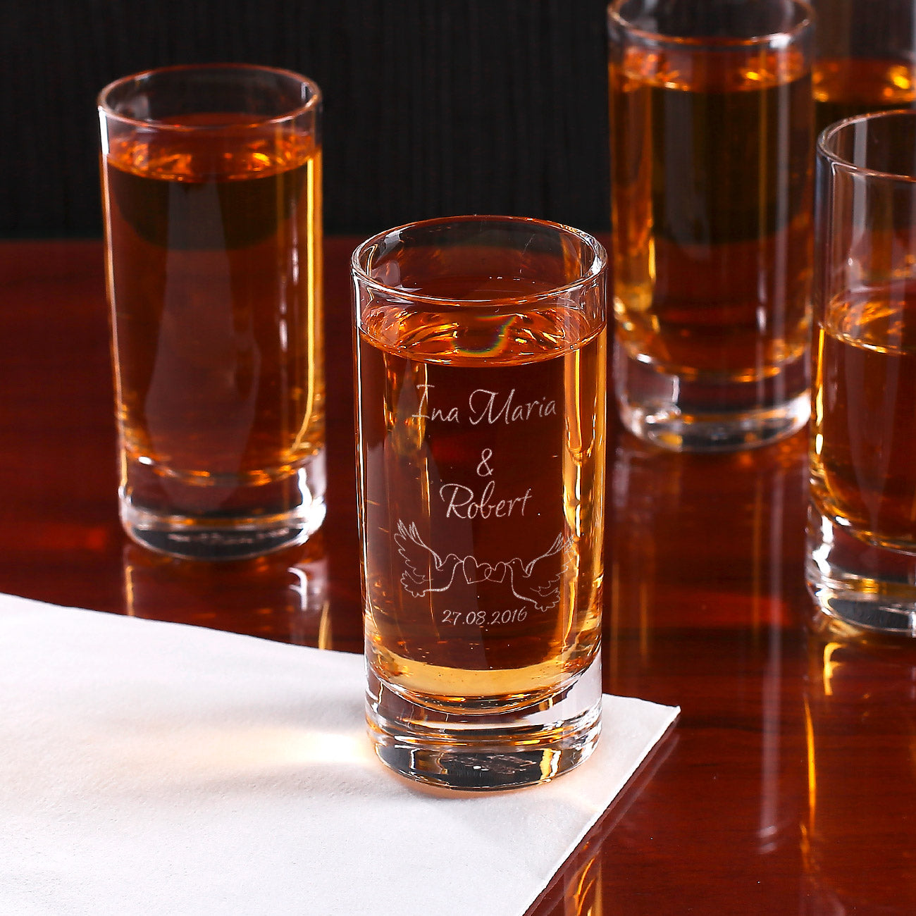 Schnapsglas zur Hochzeit mit Tauben-Motiv, Namen und Datum