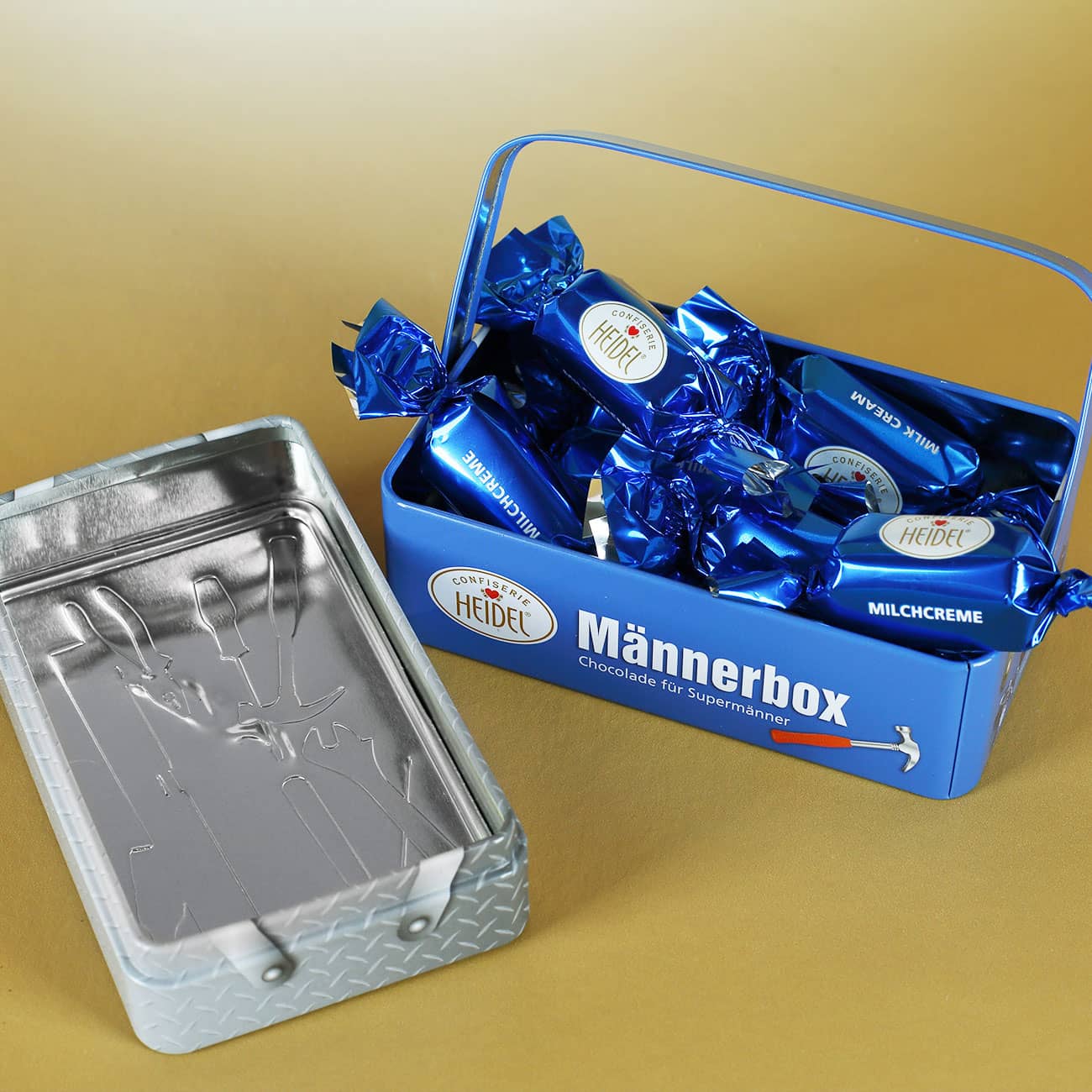 Toolbox gefüllt mit zartschmelzender Schokolade