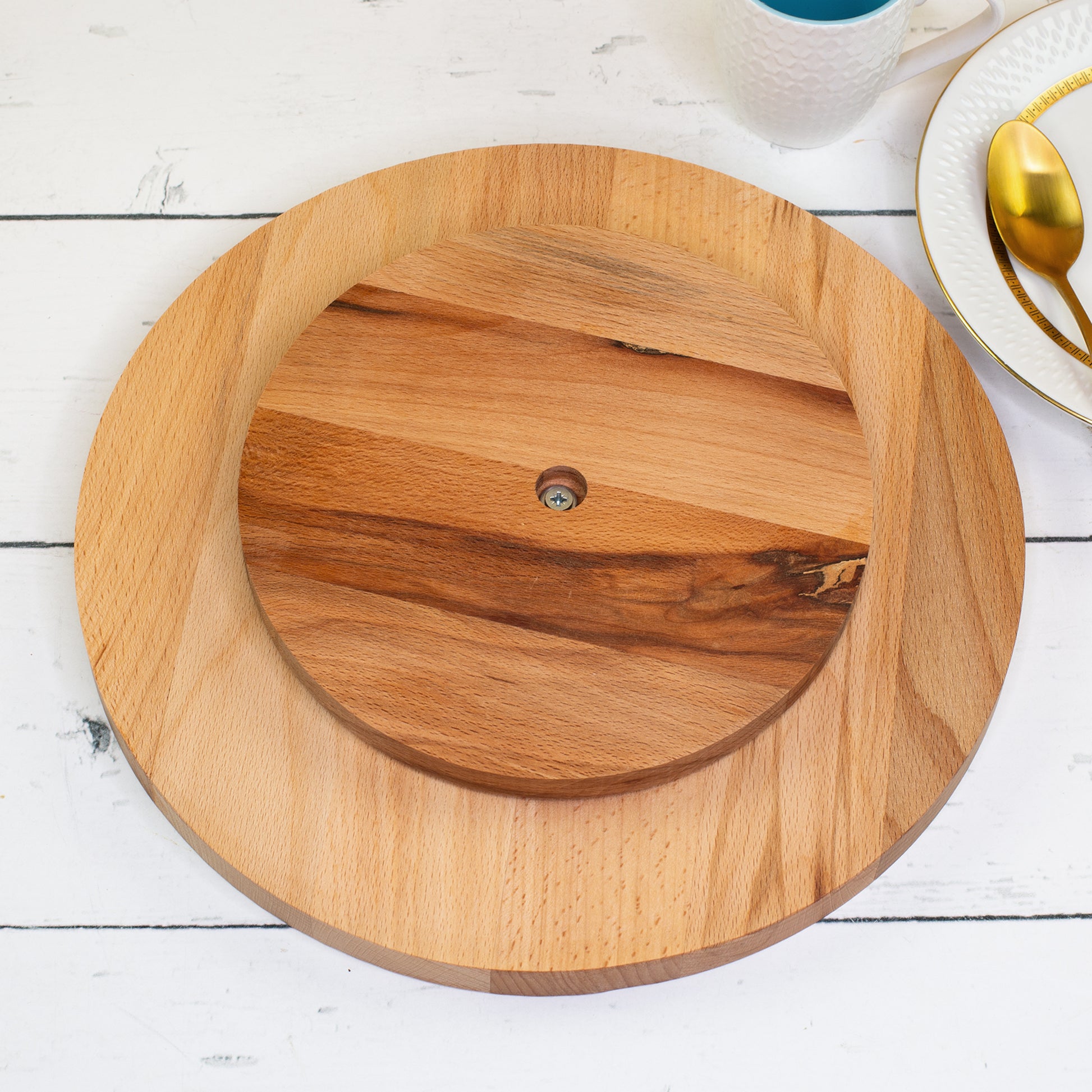 Unterseite der drehbaren Holz-Servierplatte mit montierter Drehscheibe aus Holz von oben