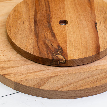 Nahaufnahme der Unterseite der drehbaren Holz-Servierplatte mit montierter Drehscheibe aus Holz