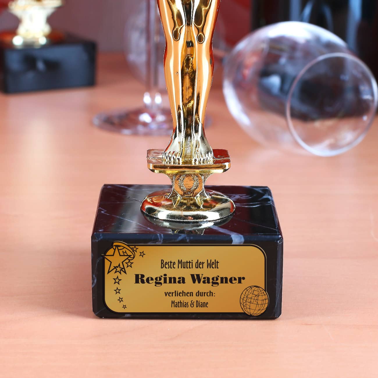 Ihr Wunschtext wird auf die Plakette graviert und an den Sockel der Siegerstatue geklebt.