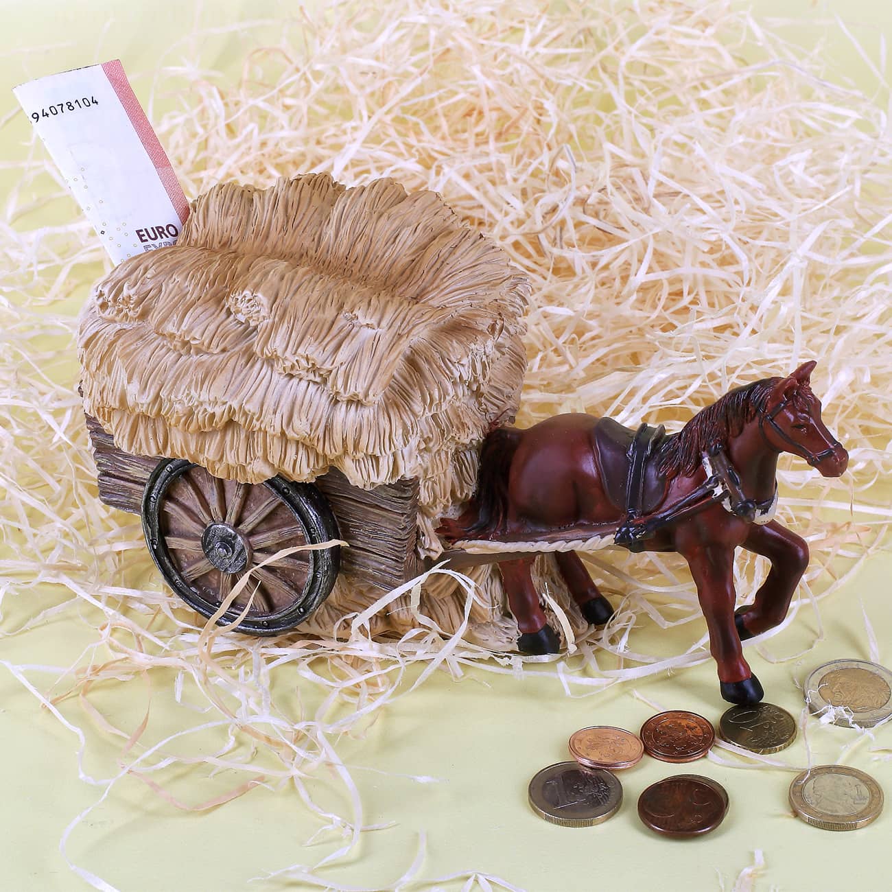 Kutsche mit Pferd und Heu als Spardose