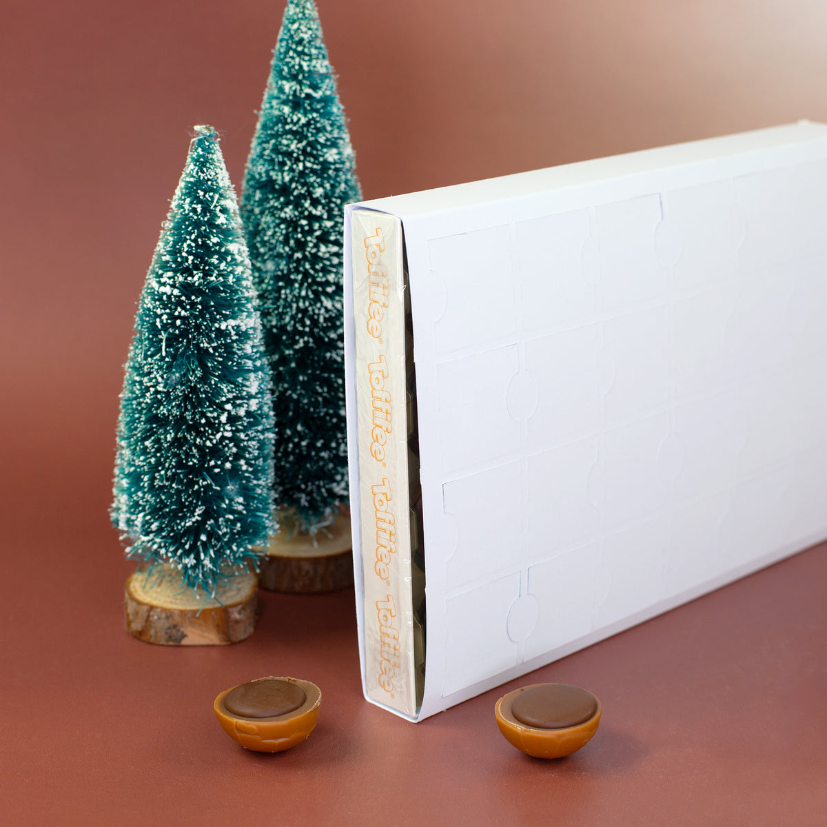 Seitenansicht des Toffifee Adventskalenders mit sichtbarer Verpackung