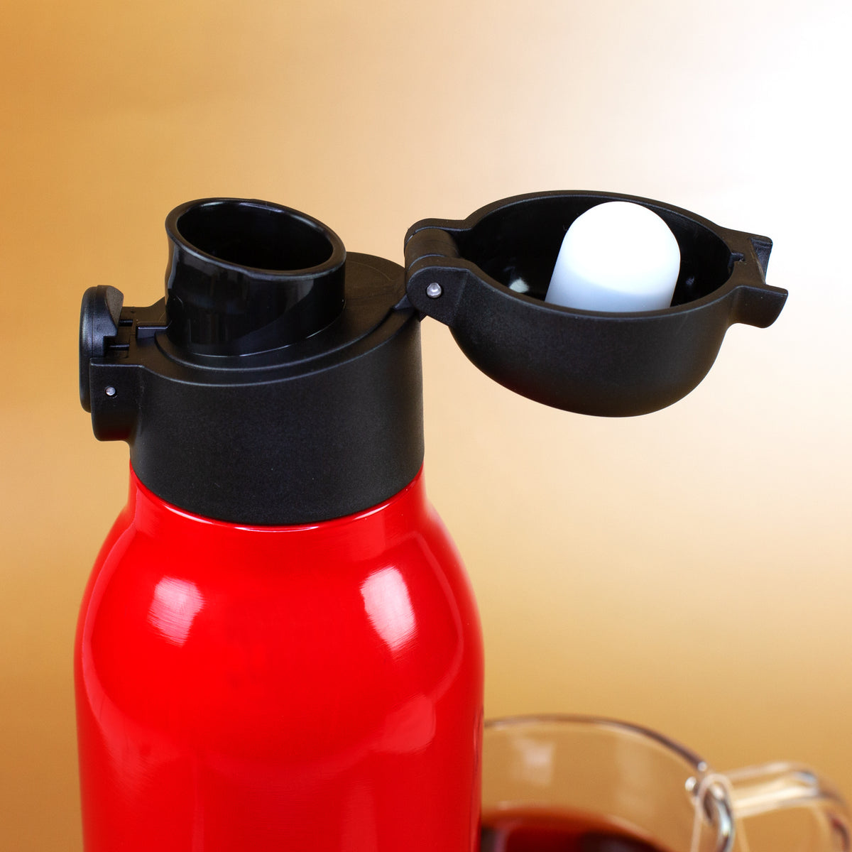 Geöffneter schwarzer Klickverschluss der roten Durstlöscher-Trinkflasche mit Einhandbedienung und Silikondichtung