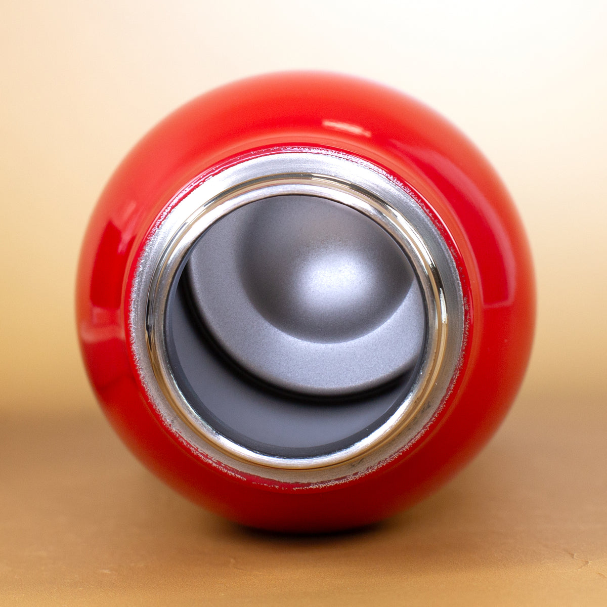 Blick in die rote Edelstahl-Trinkflasche Durstlöscher mit doppelwandiger Vakuum-Isolierung und weiter Flaschenöffnung