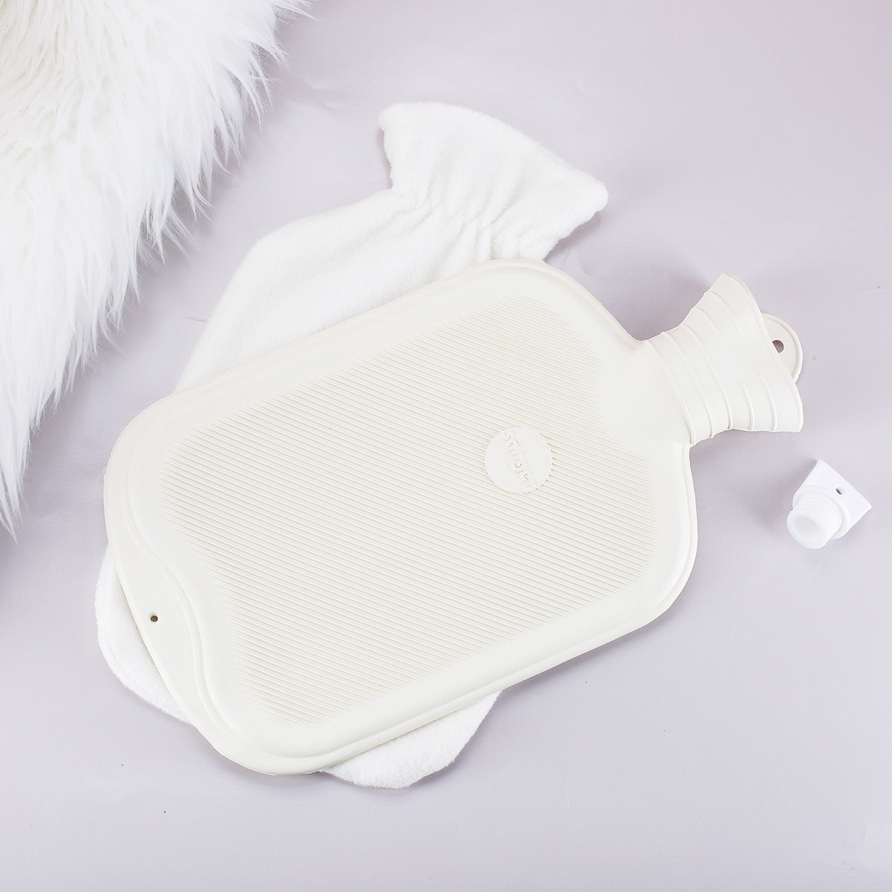 Weißer Bezug mit Gummiwärmflasche