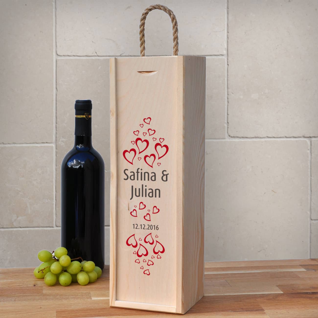 Wein-Geschenkverpackung aus Holz zur Hochzeit mit Herzen und Namen