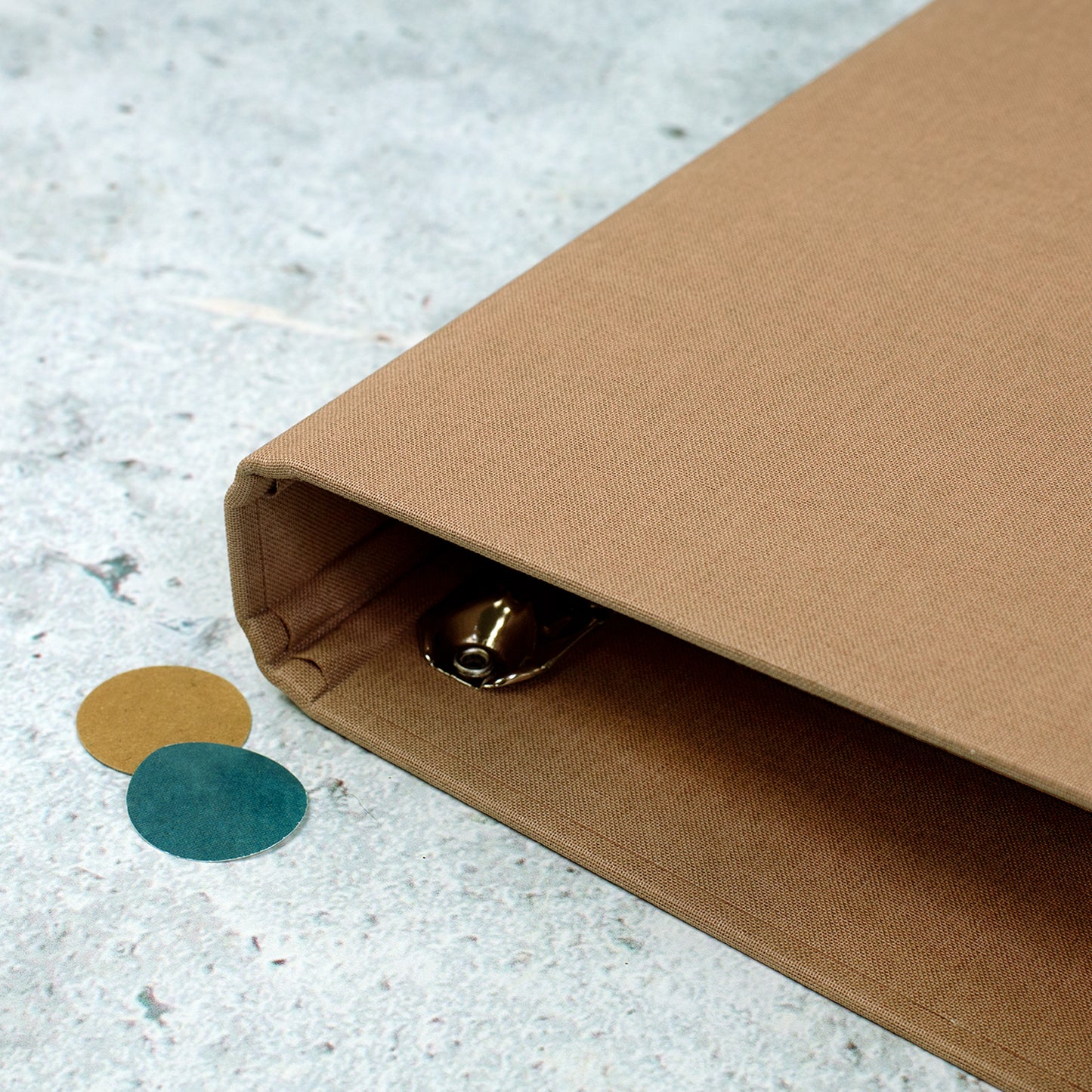 Detailansicht der braunen Zeugnismappe aus Leinen mit sichtbarem Buchrücken