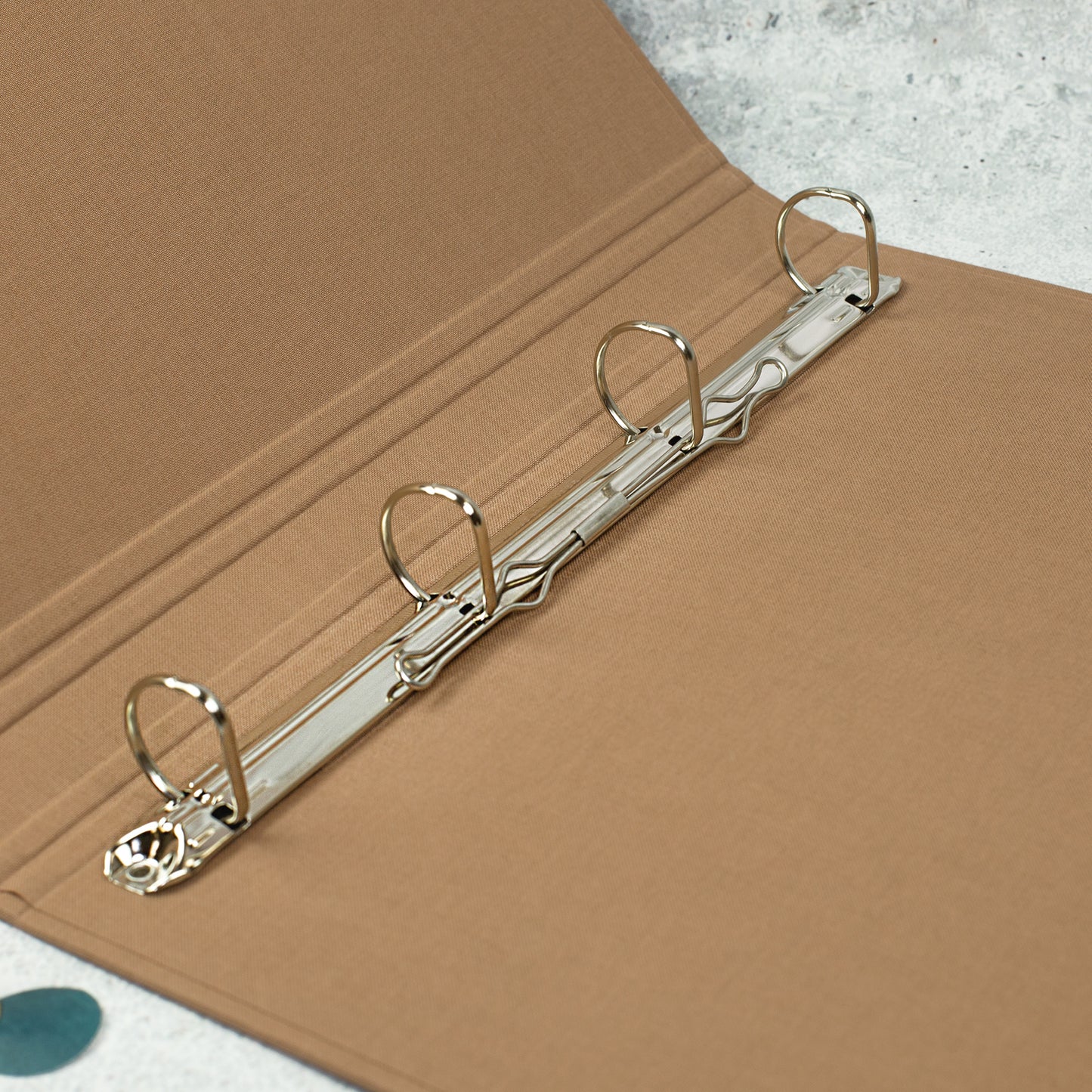 Innenansicht der braunen Zeugnismappe mit stabilem 4-Ring-Mechanismus