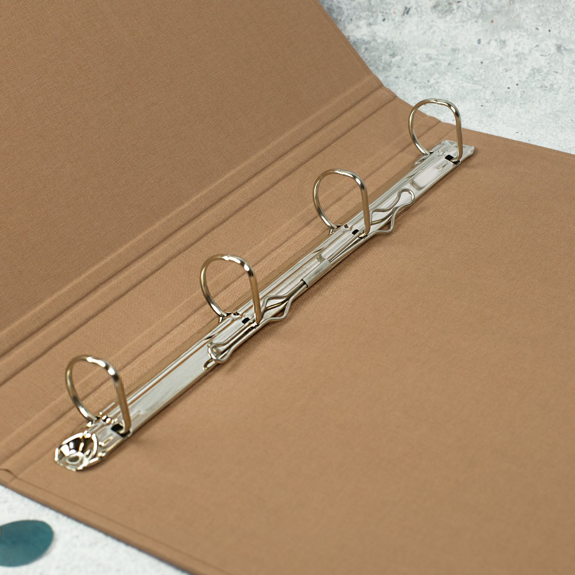 Innenansicht der braunen Zeugnismappe mit stabilem 4-Ring-Mechanismus